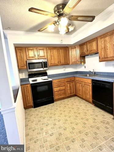 504 Freedom Cir, Harleysville PA  19438-3946 exterior