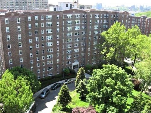 60 Knolls Cres, Bronx NY  10463-6319 exterior