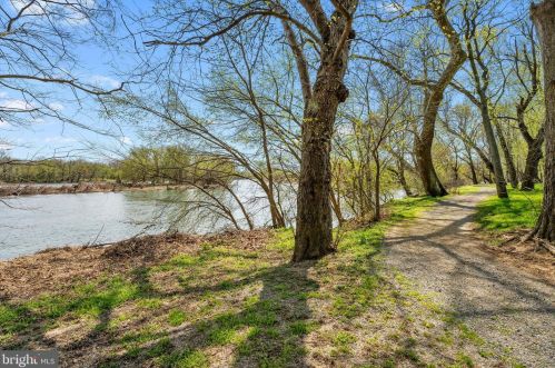 42306 Big Spg Ct, Leesburg VA 20176-6289 exterior