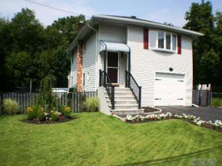 82 Avenue A, Holbrook, NY 11741-1436