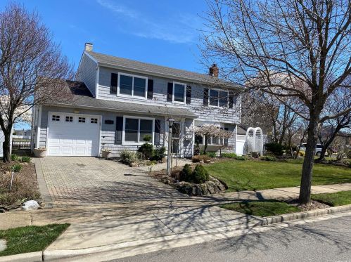 4031 Darby Ln, Seaford, NY 11783-3607