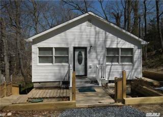 17 Cedar Ave, Strongs Neck, NY 11733-4007