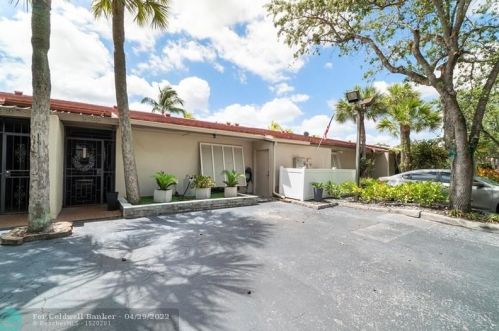 8288 Dundee Ter, Hialeah FL  33016-1405 exterior