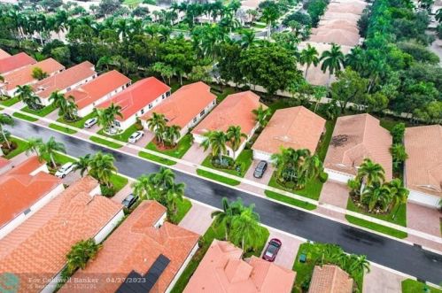 9796 Lemonwood Dr, Boynton Beach FL  33437-5452 exterior