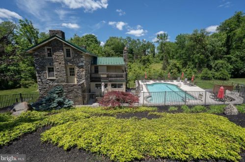 211 Cornerstone Dr, Newtown Square PA  19073-4049 exterior