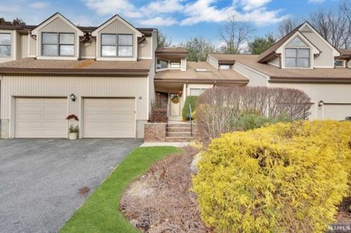 10 Bentley Dr, Franklin Lakes, NJ 07417-1937