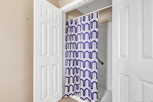 186 Margherita Lawn, Stratford CT  06615-7546 exterior