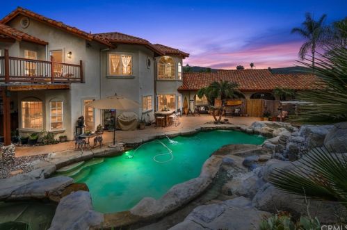 2444 Flametree Rd, Vista, CA 92084-2845