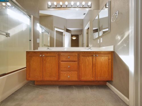 1062 Schadeck St, Manteca CA  95336-5956 exterior