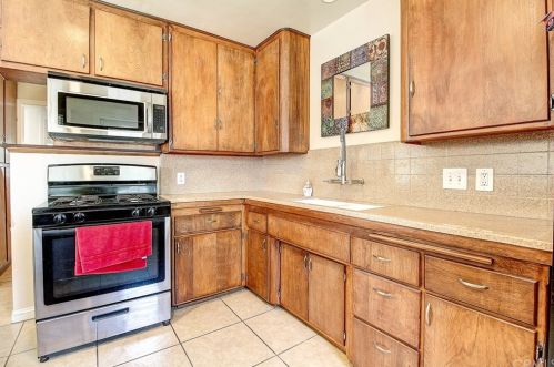 6928 Yellowstone Dr, Riverside CA  92506-3927 exterior