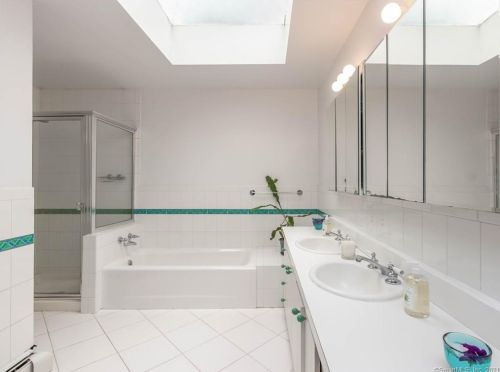 98 Kings Dr, Southport CT  06890-1209 exterior