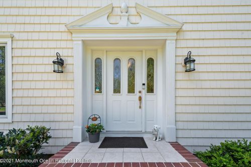 5 Bernard Dr, Holmdel Village, NJ 07733-1704
