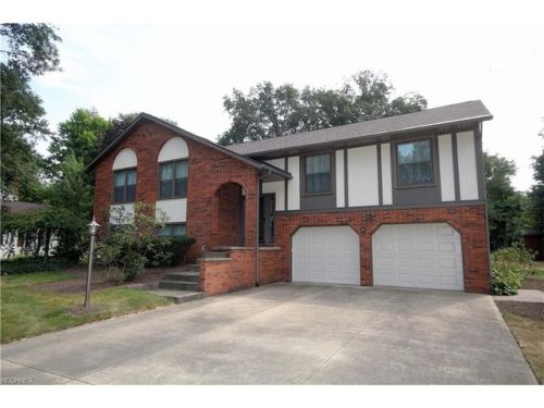 714 Menlo Park St, Hartville, OH 44632-9645