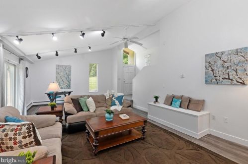 213 Constitution Dr, Princeton NJ  08540-6711 exterior