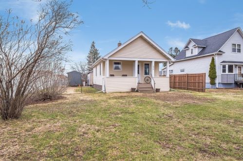 836 6th St, Duluth, MN 55806-2302