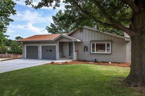 2020 Deerfield Sq, Manhattan KS  66503-2110 exterior