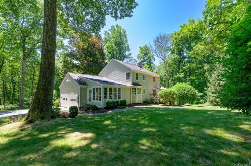 9 Light Horse Ln, Scotts Corners, NY 10576-2157