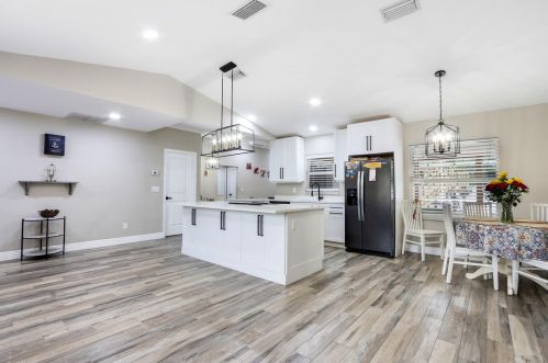 454 Saginaw Ave, Fort Pierce FL  34953-5990 exterior