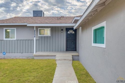 2208 Greenwood Dr, Bakersfield, CA 93306-4818
