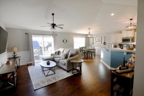 724 Joshua Ln, Lake Geneva WI  53147-4746 exterior