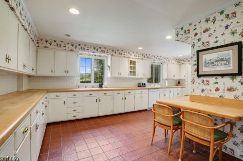 400 Larger Cross Rd, Bedminster NJ  07921-2724 exterior