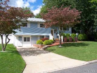 20 Holly Rd, Hauppauge, NY 11779-4507
