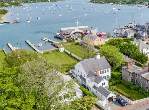 61 Water St, Marthas Vineyard, MA 02539-8143