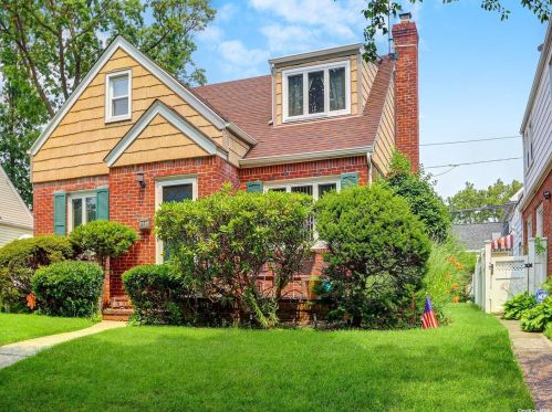 61 Oak Dr, New Hyde Park, NY 11040-3328