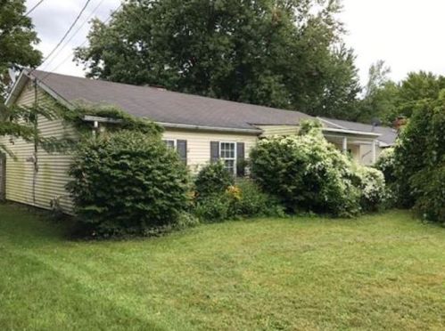 1049 Oakwood Dr, Vermilion, OH 44089-1149