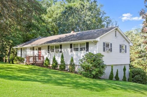 63 Tanager Ln, Bridgeport, CT 06611-4617