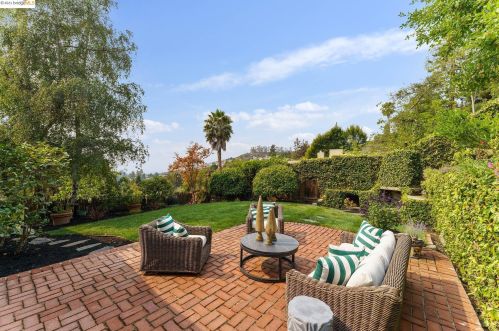 120 Capricorn Ave, Oakland, CA 94611-1943