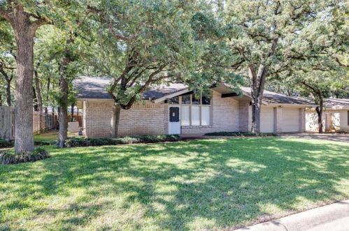 1305 Kathryn St, Hurst, TX 76053-5208