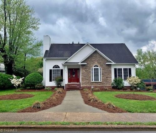 518 Main St, Pilot Mountain, NC 27041-8519