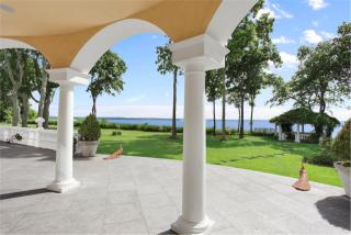 44 Crane Neck Rd, Strongs Neck, NY 11733-1660
