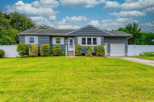 128 Suffolk Ave, Babylon, NY 11704-2825