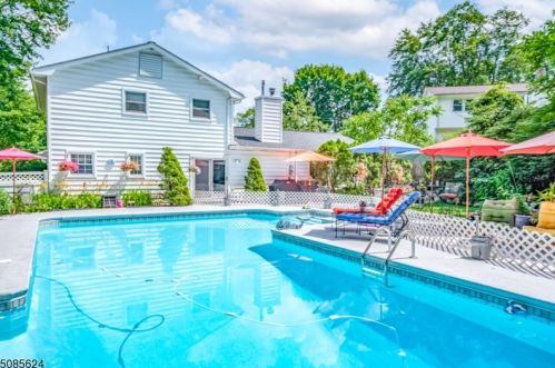 4 Glenside Dr, Mount Olive, NJ 07828-1408