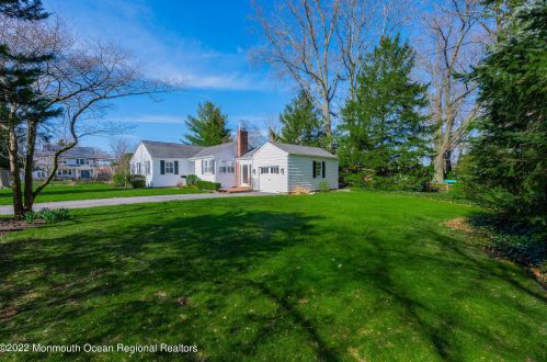 4 Laurel Dr, Little Silver NJ 07739-1416 exterior