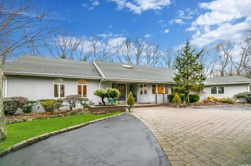 22 Stonywell Ct, Huntington Station, NY 11746-5423