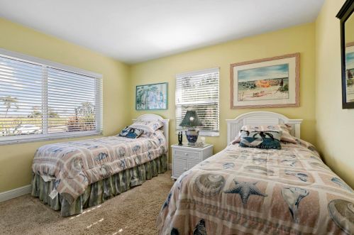 940 Iris Ct, Marco Island, FL 34145-2319