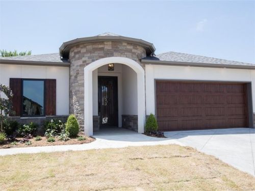 8426 Phoenix Pl, Tulsa OK  74132-5600 exterior