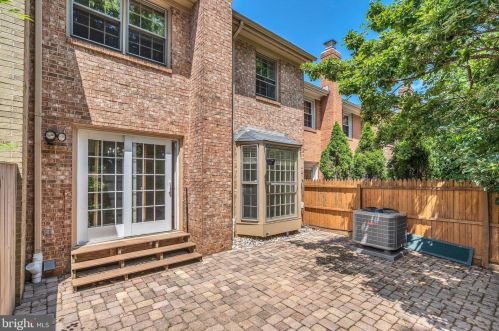 2827 Flagmaker Dr, Falls Church VA  22042-2204 exterior