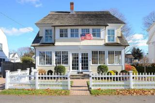 37 Grove Ave, Madison CT  06443-3257 exterior