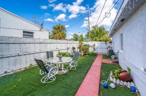 689 7th Ter, Dania Beach FL  33004-3832 exterior