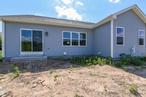 637 Annecy Park Cir, Waterford WI  53185-4262 exterior