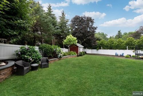 220 Allendale Ave, Allendale NJ  07401-1725 exterior