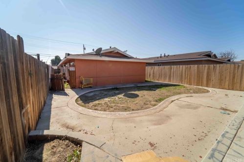 1437 Lake St, Bakersfield CA 93305-4841 exterior