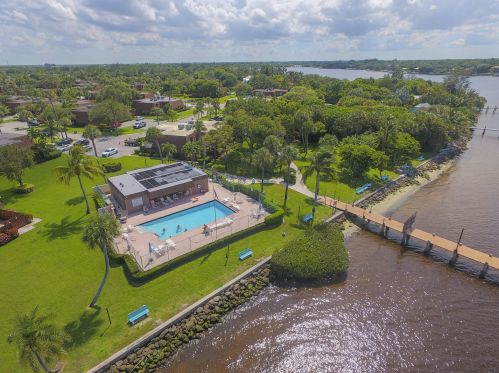 825 Center St, Jupiter FL  33458-4114 exterior