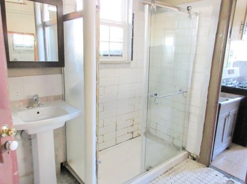 13 Manwaring St, United States Coast Guard Ac CT  06320-5619 exterior