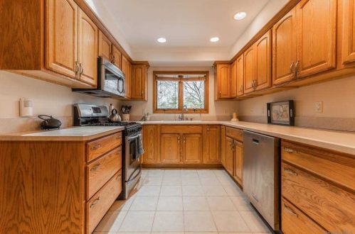 4 Brunswick Dr, Elwood NY  11731-5405 exterior