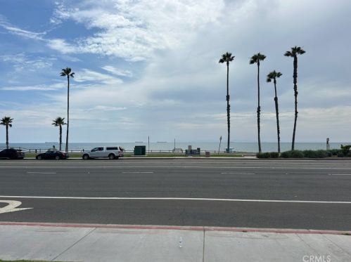 2212 Pacific Coast Hwy, Huntington Beach CA  92648-3958 exterior